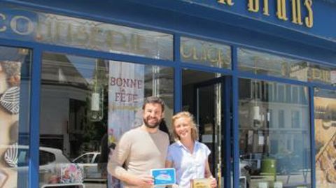 Antoine et Alexandra Legmann-Pelletier ont choisi de conserver le style Art déco de la boutique historique, au cœur de Sablé-sur-Sarthe, tout en rompant avec le côté figé de l’entreprise grâce à des vitrines en mouvement. © B.Guicheteau